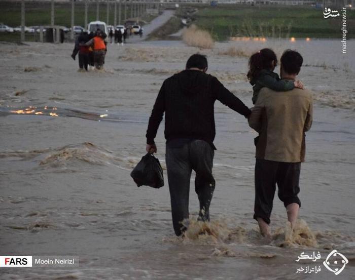 عکس /  نجات اهالی یک روستا توسط تکاوران سپاه