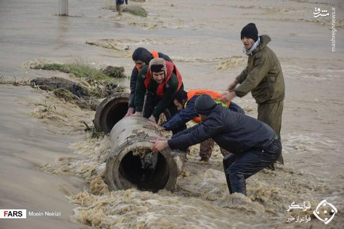 عکس /  نجات اهالی یک روستا توسط تکاوران سپاه