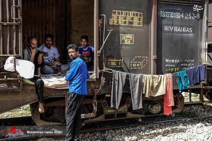 عکس /  اسکان سیل زدگان خوزستان در واگن های قطار