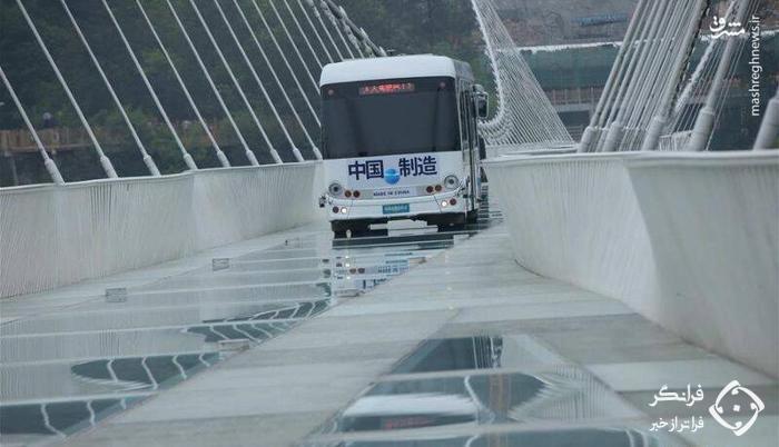 عکس /  عبور از پل شیشه ای معلق با اتوبوس
