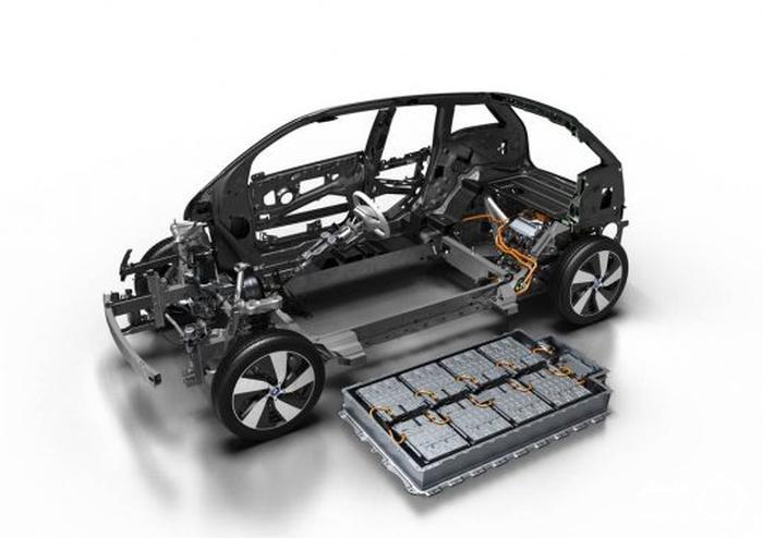همه  آن چیزی که باید درباره باتری خودروهای الکتریکی بدانید
