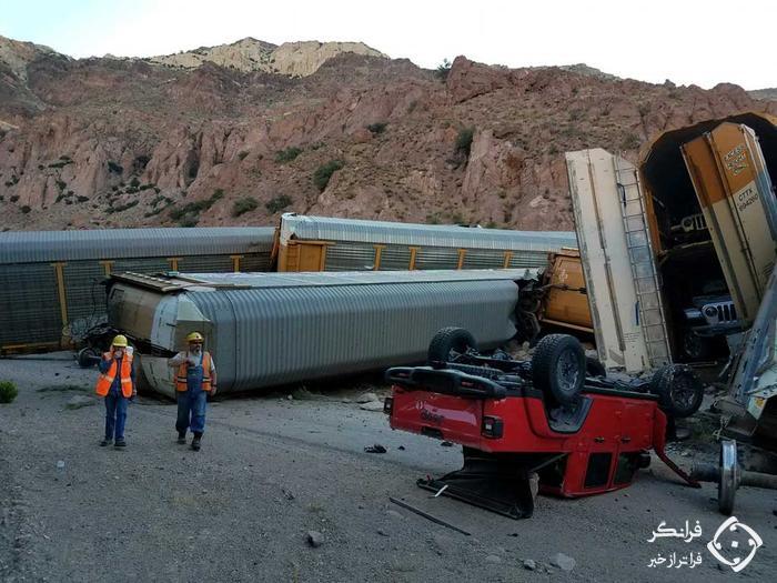 خسارت شدید پیکاپ های آمریکایی در حادثهٔ خروج قطار از ریل